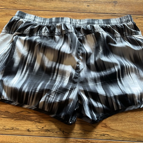 Active Short - Picture 2 of 4